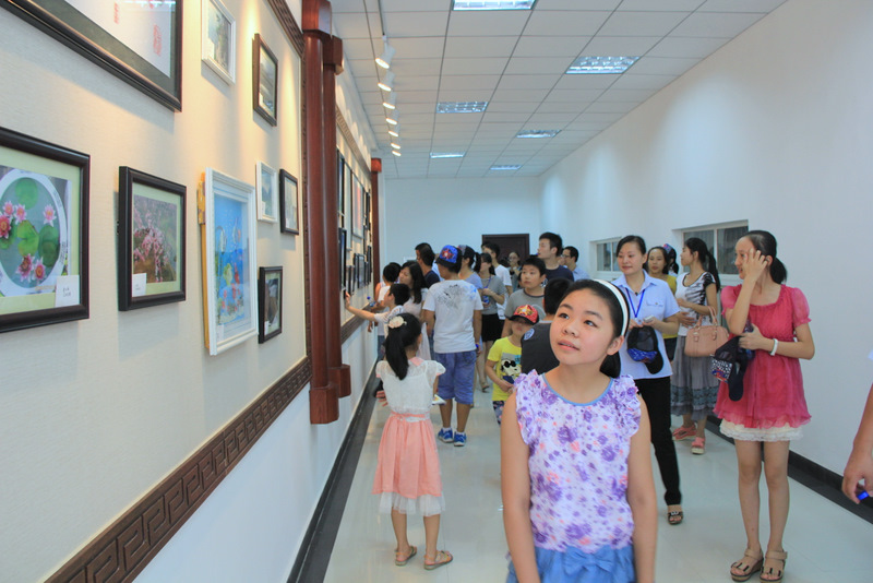“才艺苑”文化墙吸引着同学们的目光.JPG