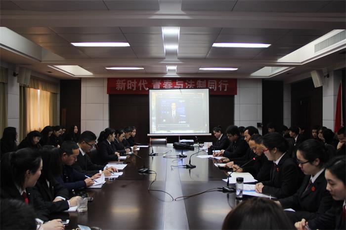 团支部学习党的十九大精神.JPG