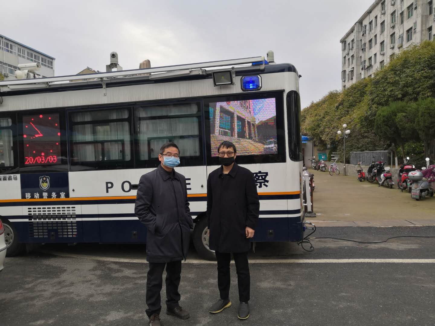 张魁在集中隔离点执勤.jpg 张魁在集中隔离点执勤.jpg